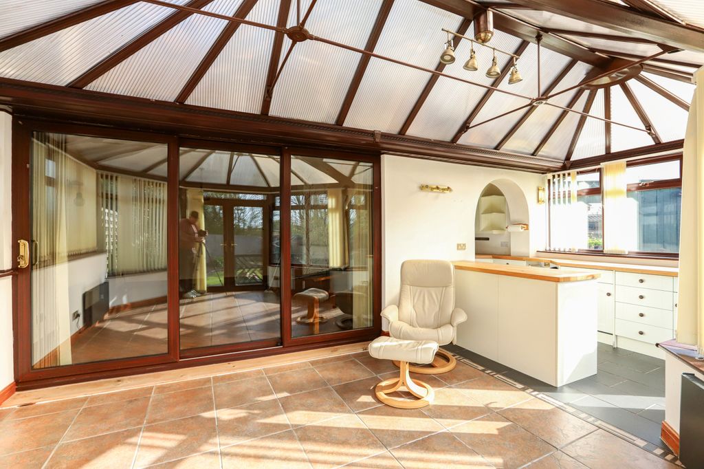 Property photo 3 of 23 Conservatory