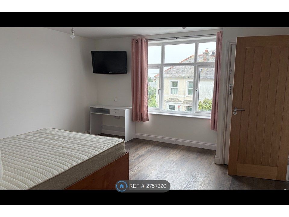 Property photo 1 of 7 Room 4