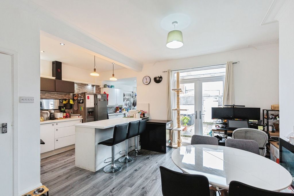 Property photo 3 of 18 Pbox-Img.Jpg