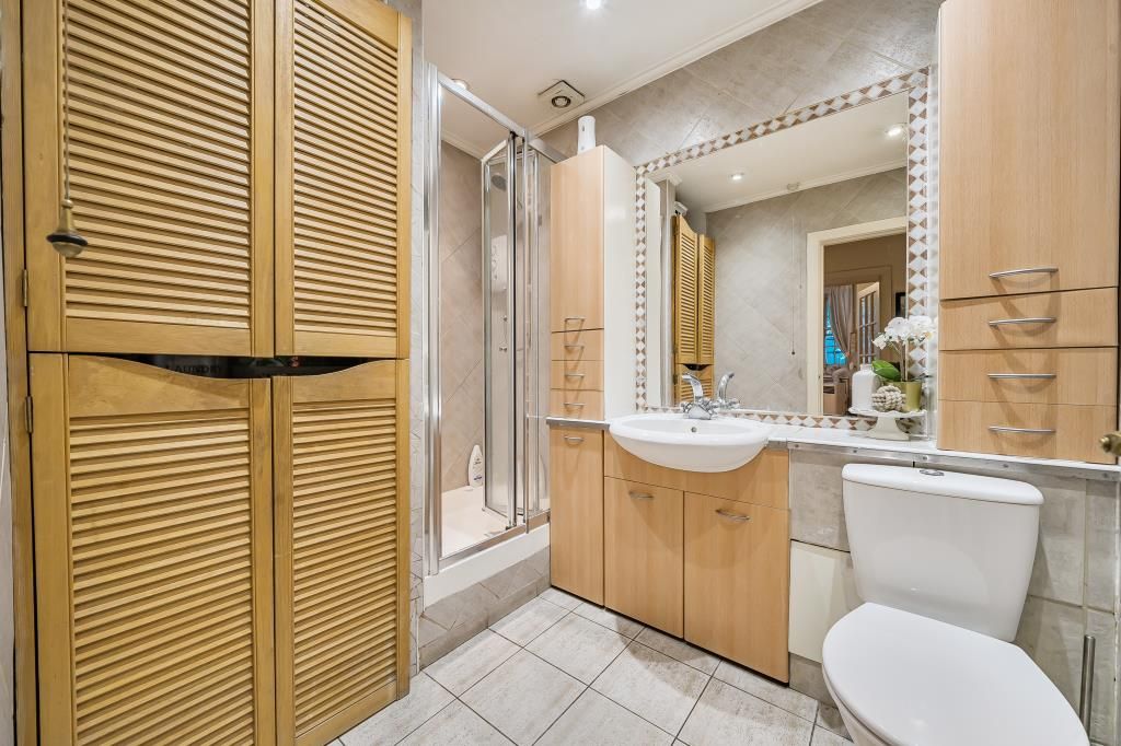 Property photo 2 of 19 Bathroom
