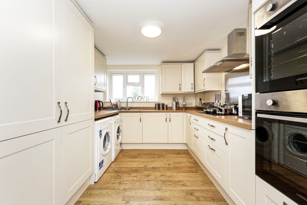 Property photo 3 of 6 Kitchen