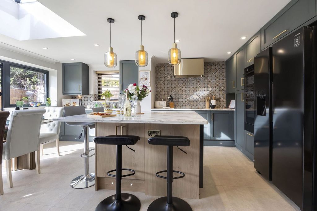 Property photo 2 of 27