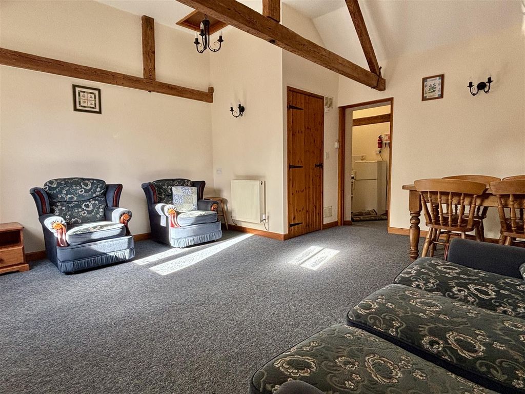 Property photo 3 of 12 Entrance /Lounge