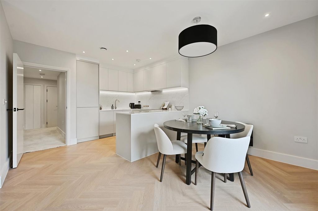 Property photo 2 of 13 Ar - Show Flat, 42 Lynton Road27 (1).Jpg