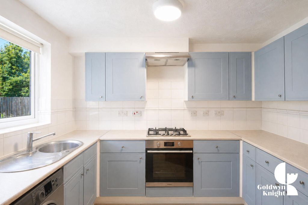 Property photo 3 of 10 Kitchen