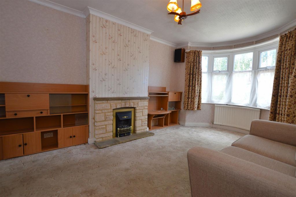 Property photo 2 of 12 139 Lyndhurst Avenue Living Room.Jpg