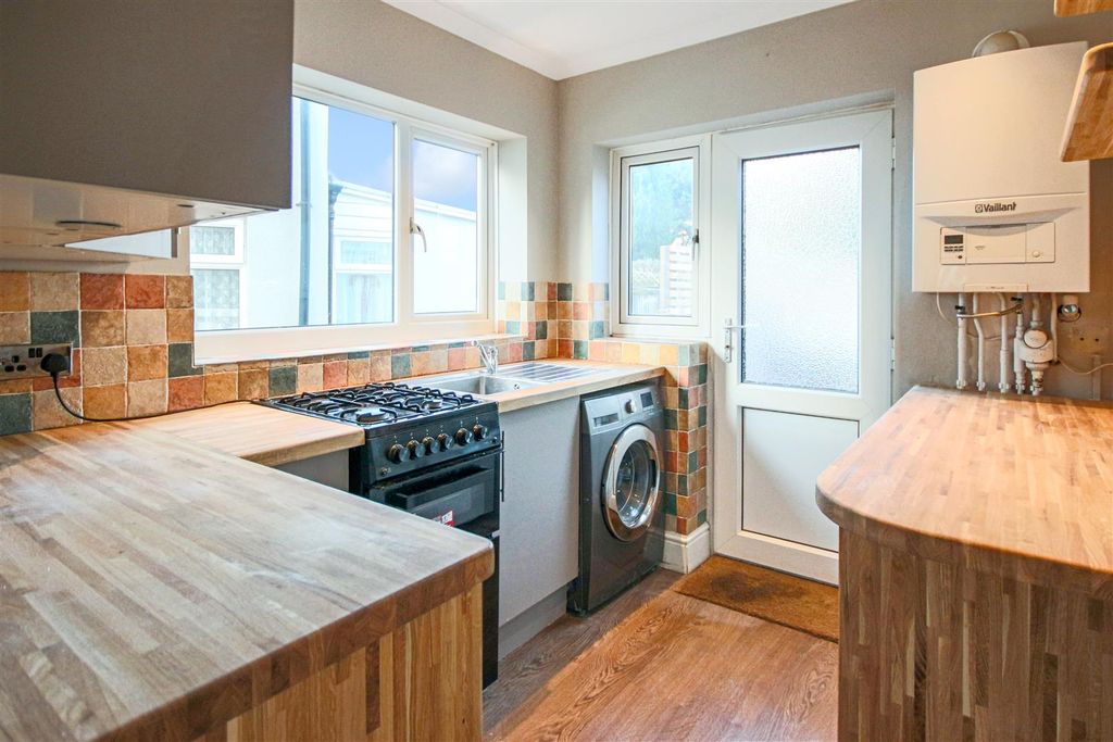 Property photo 3 of 9 Kitchen