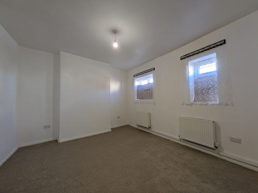 Property photo 3 of 8 185B3F6F-0c85-40c3-A701-33F194d3E6E4
