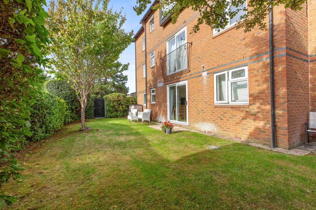 Property photo 1 of 17 4 Alfred Davis Court, Sl7 3Ea (Low Res)-5