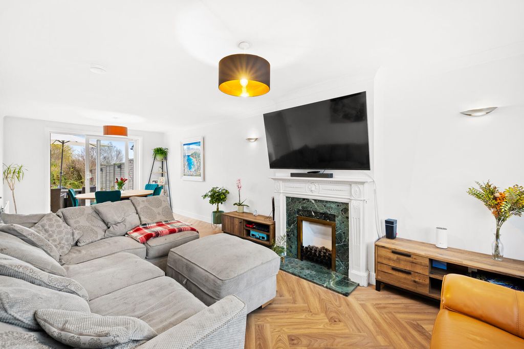 Property photo 3 of 18 Living Room