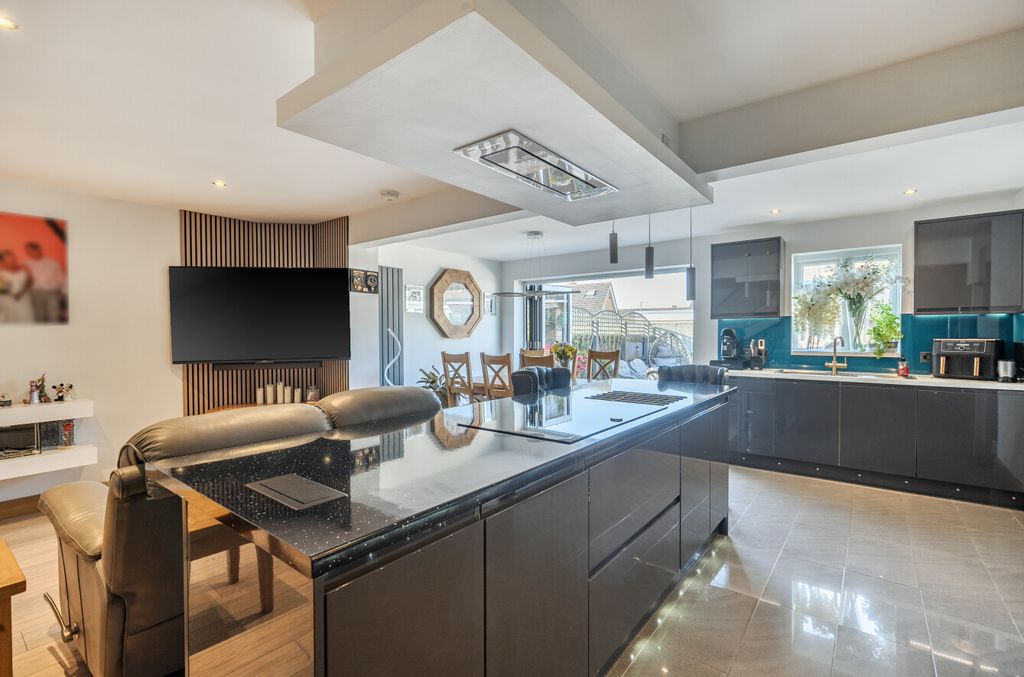 Property photo 2 of 23 14372171569d61E8A68313