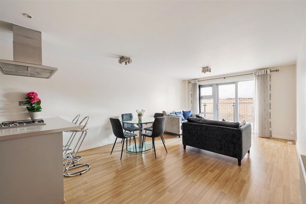 Property photo 2 of 25 Queen Mary Avenue, E18