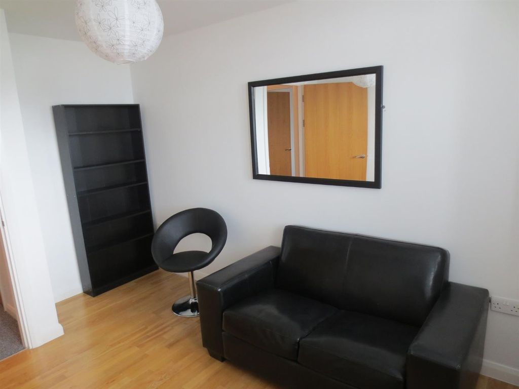 Property photo 3 of 7 Liviing Room