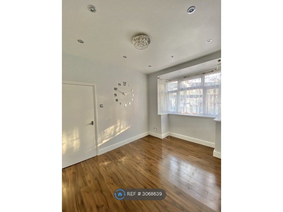 Property photo 3 of 18 Lounge/Reception1