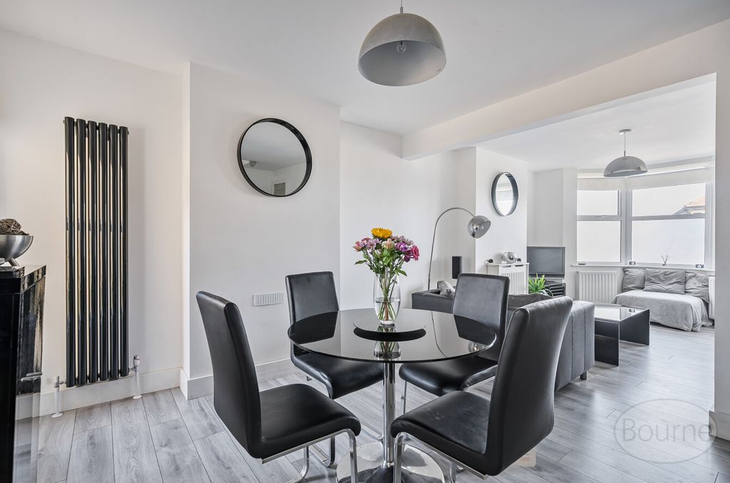 Property photo 2 of 18 050Def83-0787-4Fe...