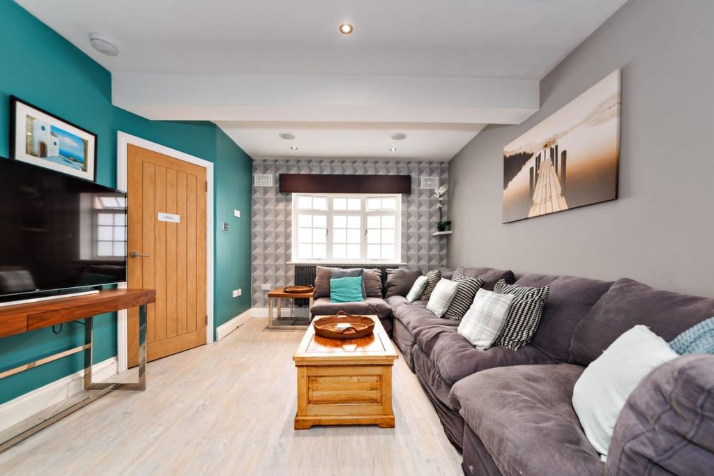 Property photo 3 of 16 Gallery