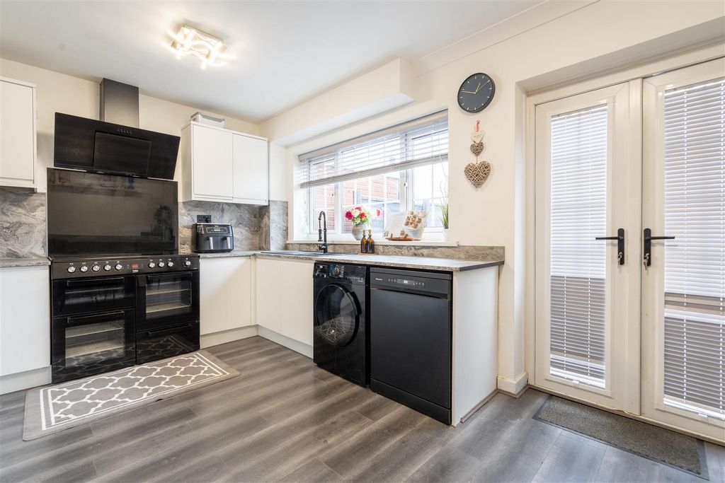 Property photo 3 of 9 Kitchen