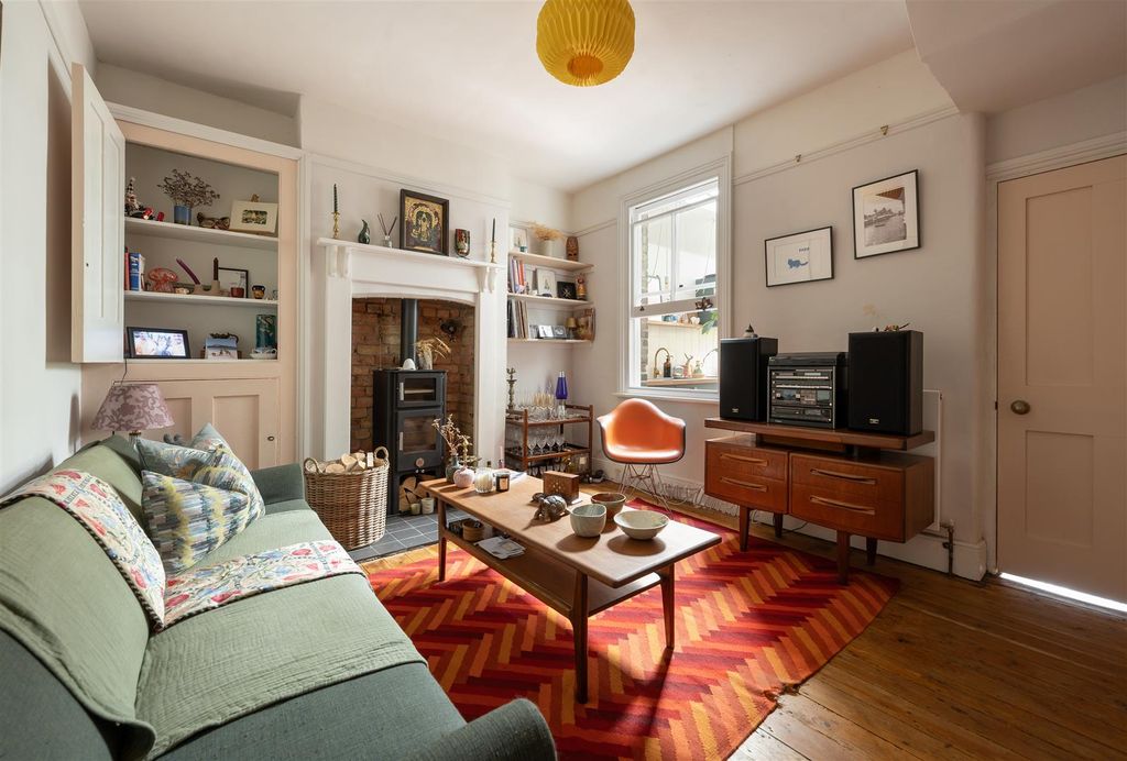 Property photo 2 of 27 Camden Road, E17