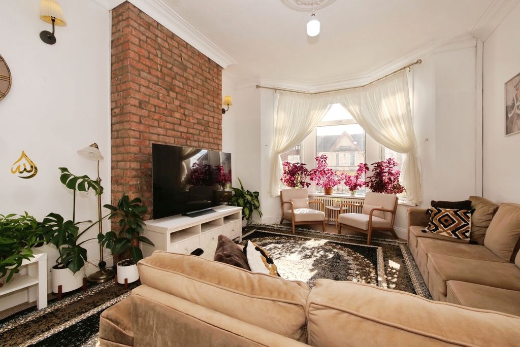 Property photo 3 of 21 Lounge