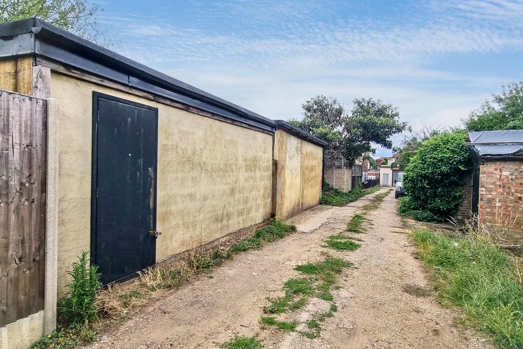 Property photo 2 of 10 Rear Of 16 Empire Avenue, Edmonton, London N18 1Ad