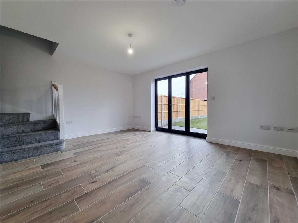 Property photo 2 of 7 Lounge: