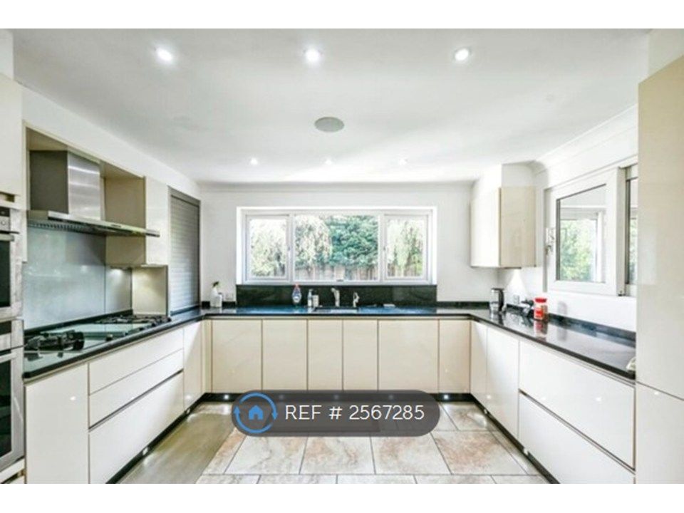 Property photo 3 of 12 Integrated Kitchen