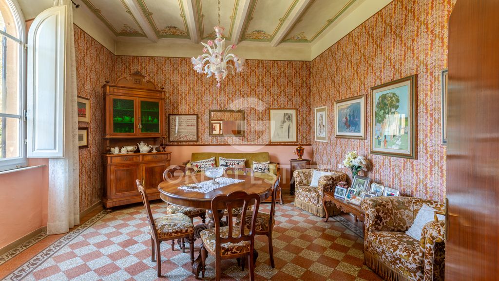 Property photo 2 of 52 Interiors