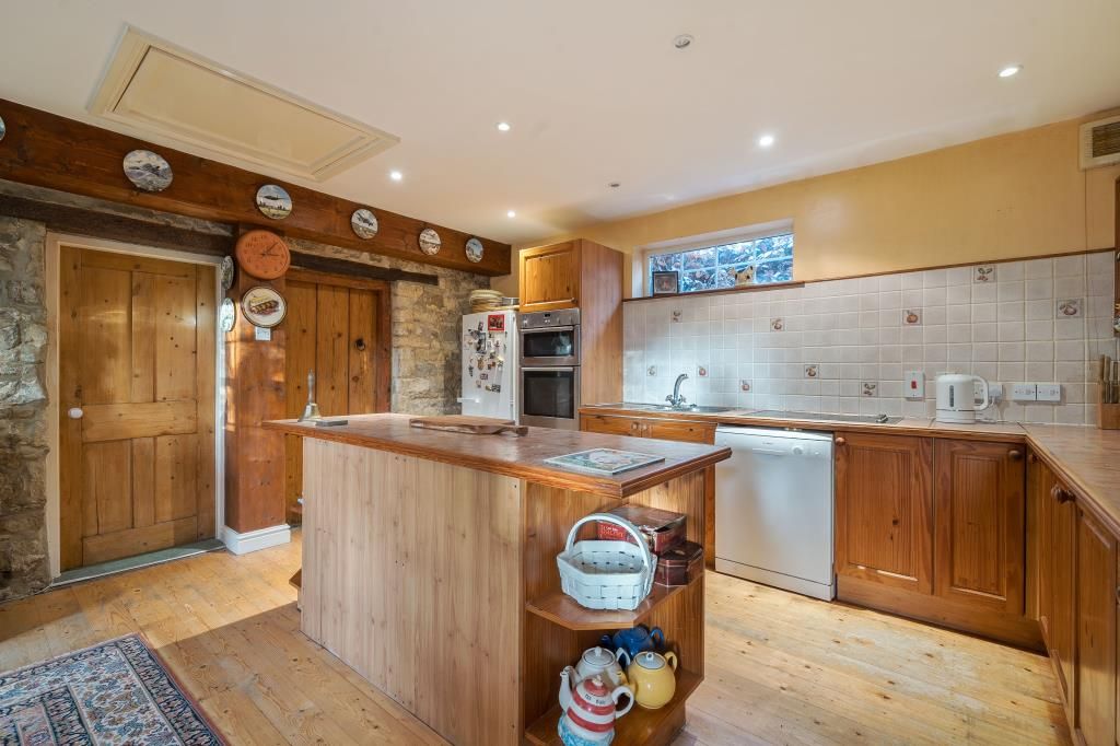 Property photo 3 of 25 Kitchen