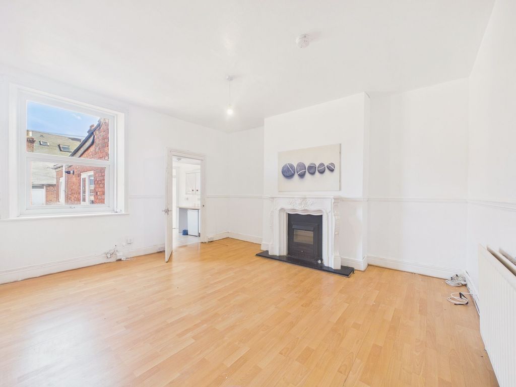 Property photo 2 of 8 Lounge