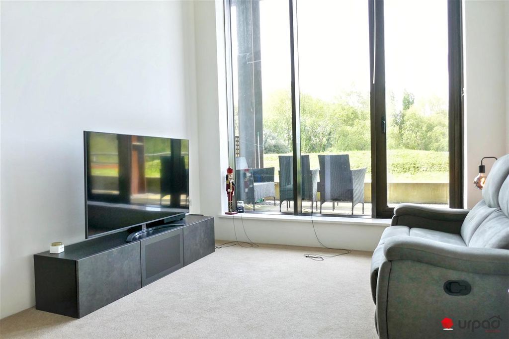 Property photo 2 of 14 Lounge