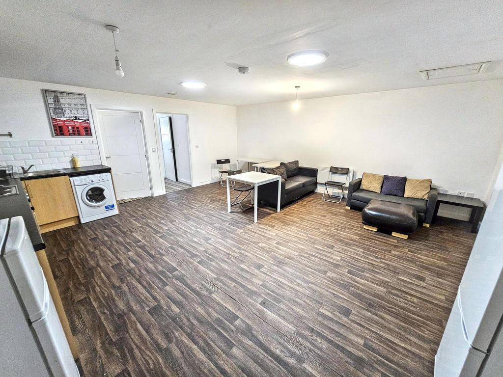 Property photo 3 of 22 20260616130359_20260616-Interior-6-Tnbqdwmfewsioxvsjpg_Ick4Z.Jpg