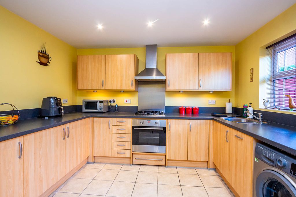 Property photo 3 of 19 Kitchen Area