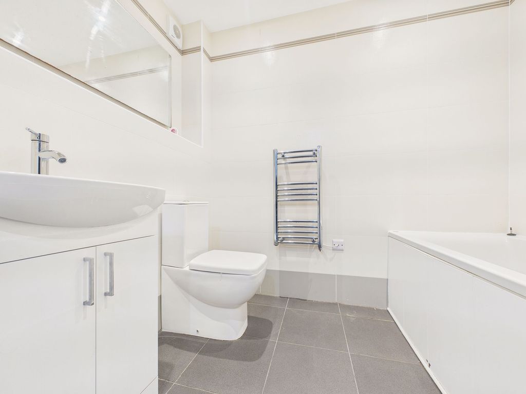 Property photo 2 of 11 Bathroom