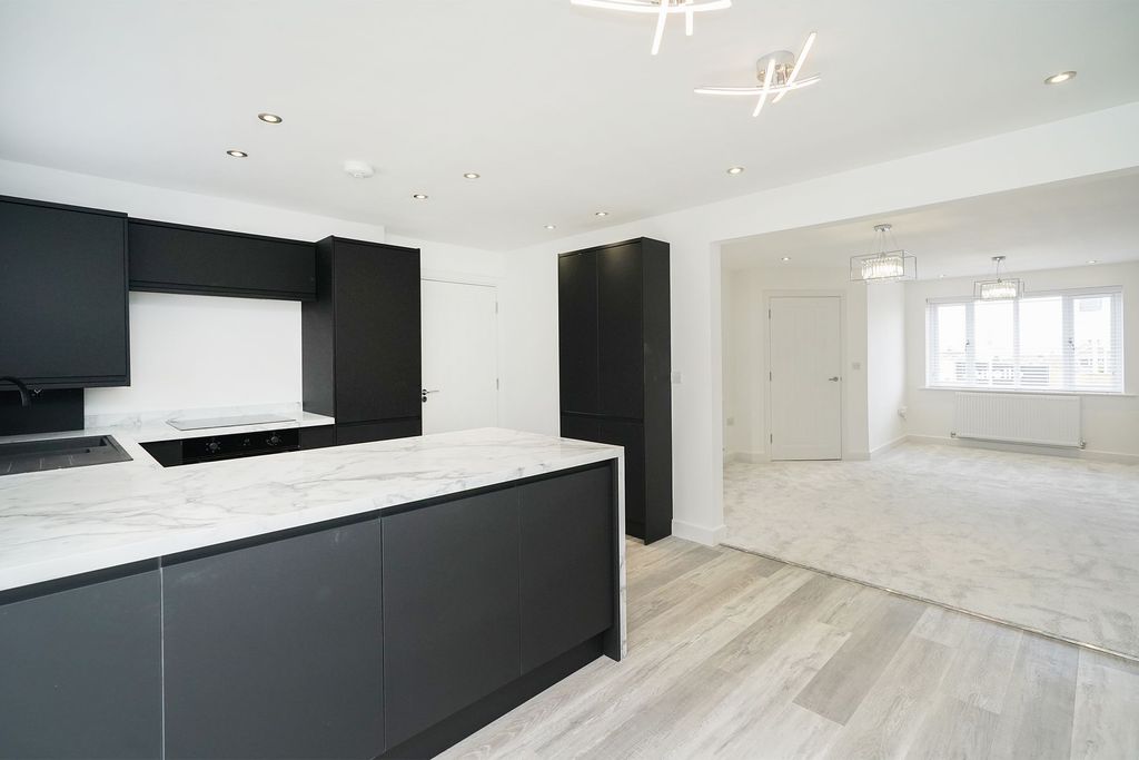 Property photo 3 of 17 Kitchen