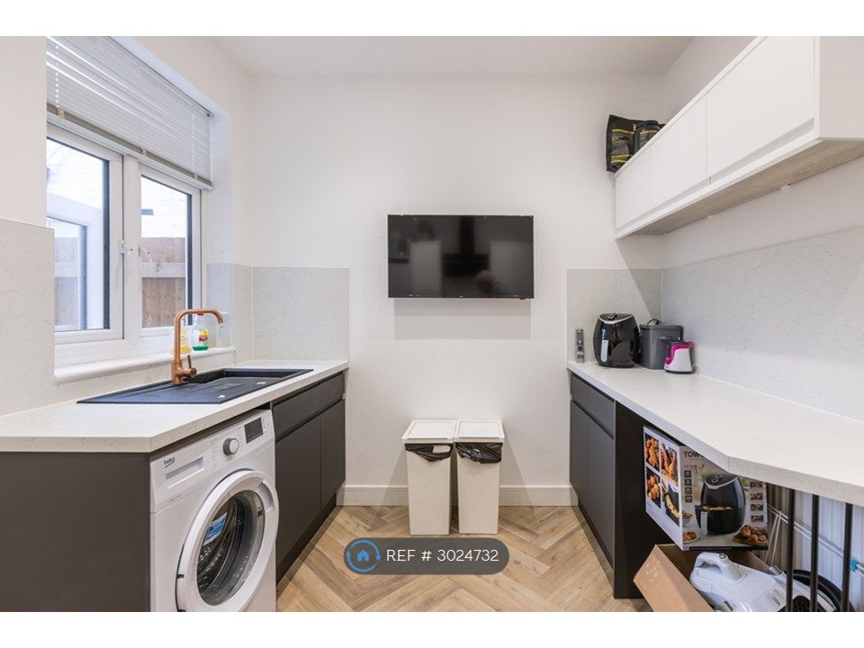 Property photo 3 of 6 Communal Kitchen