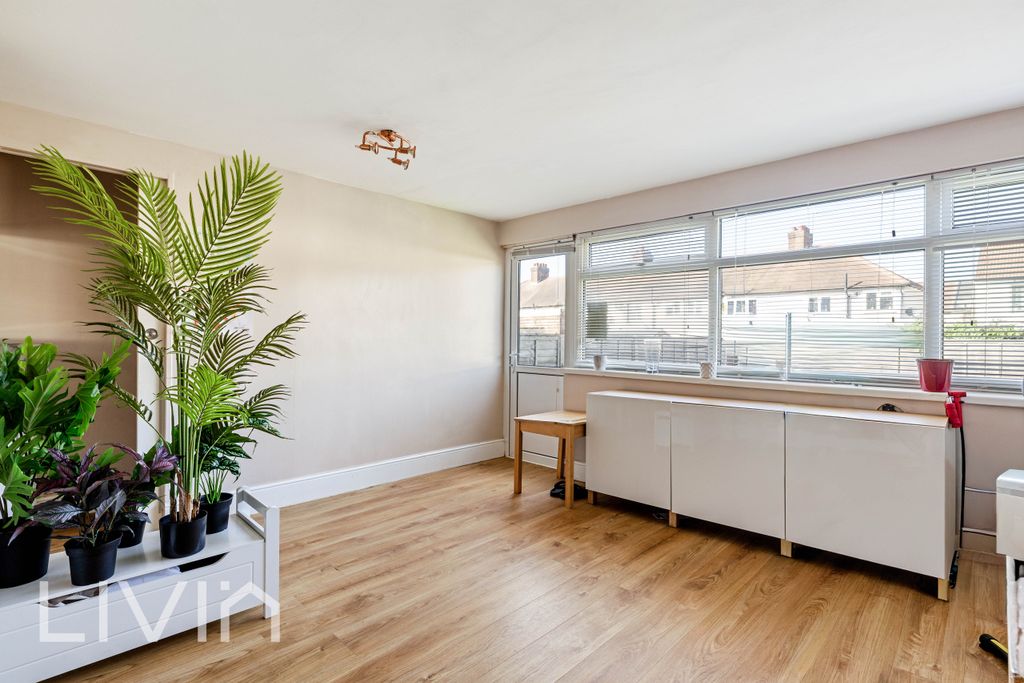 Property photo 3 of 9 918A2817