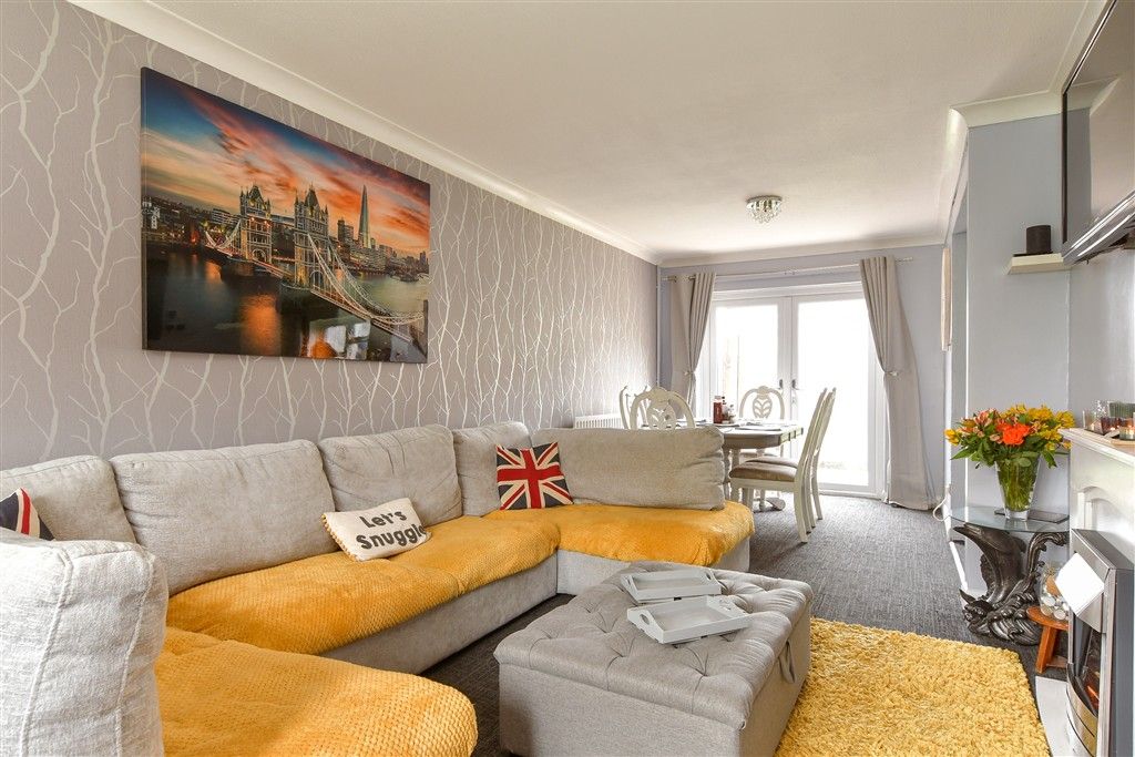 Property photo 3 of 10 Lounge/Dining Area