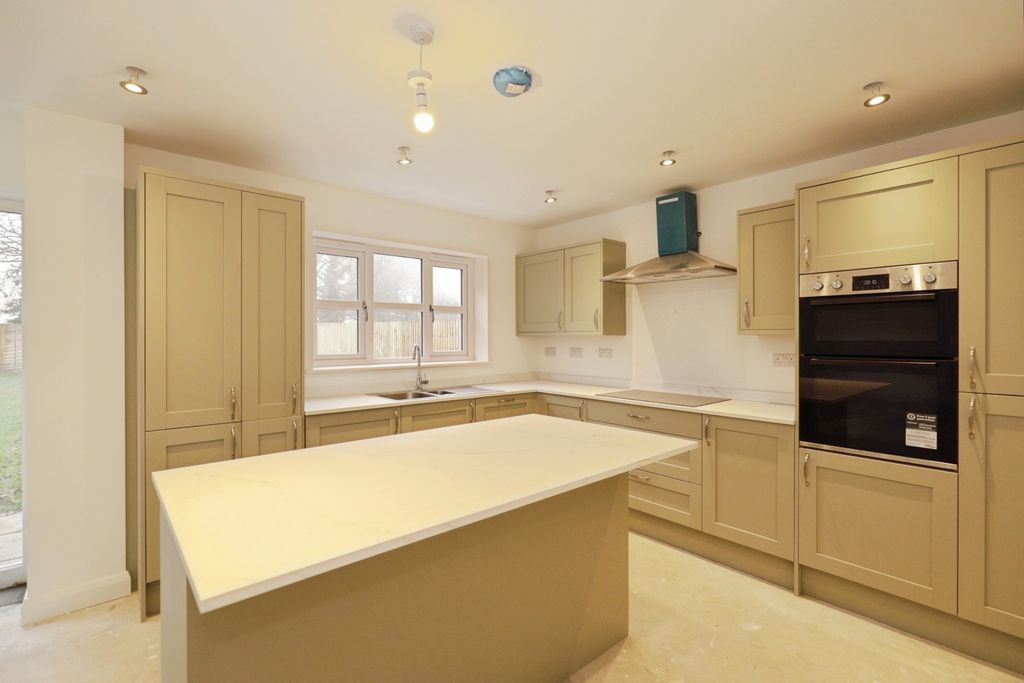 Property photo 3 of 17 Kitchen