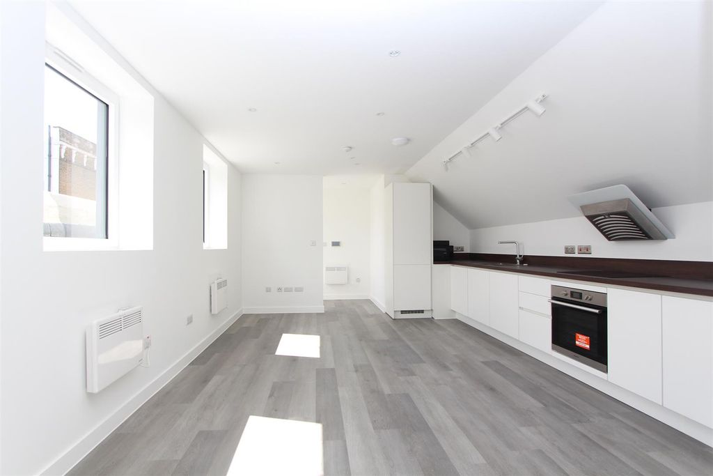 Property photo 3 of 12 Brooke Road, N16