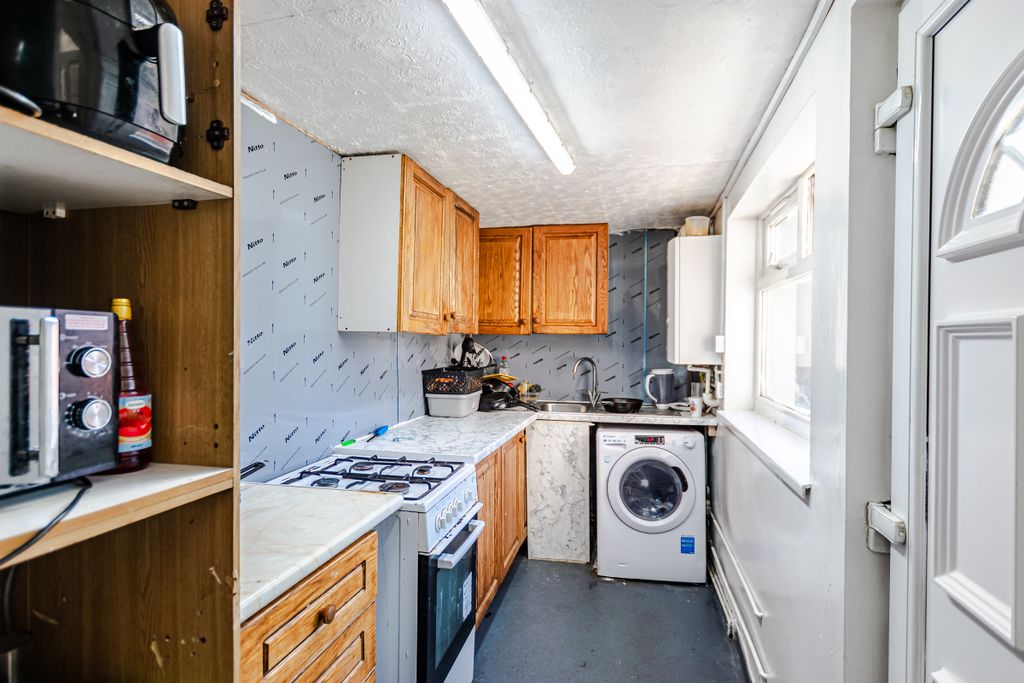 Property photo 3 of 13 Kitchen1