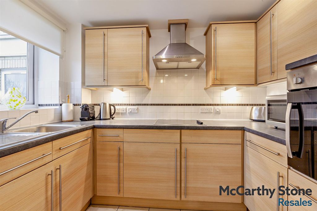 Property photo 3 of 11 8677354-Interior08-800.Jpg