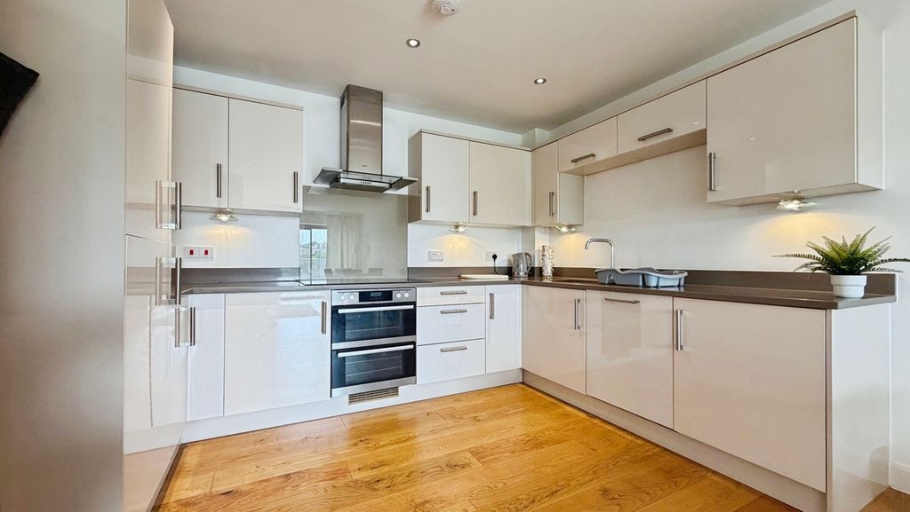 Property photo 3 of 18 Kitchen