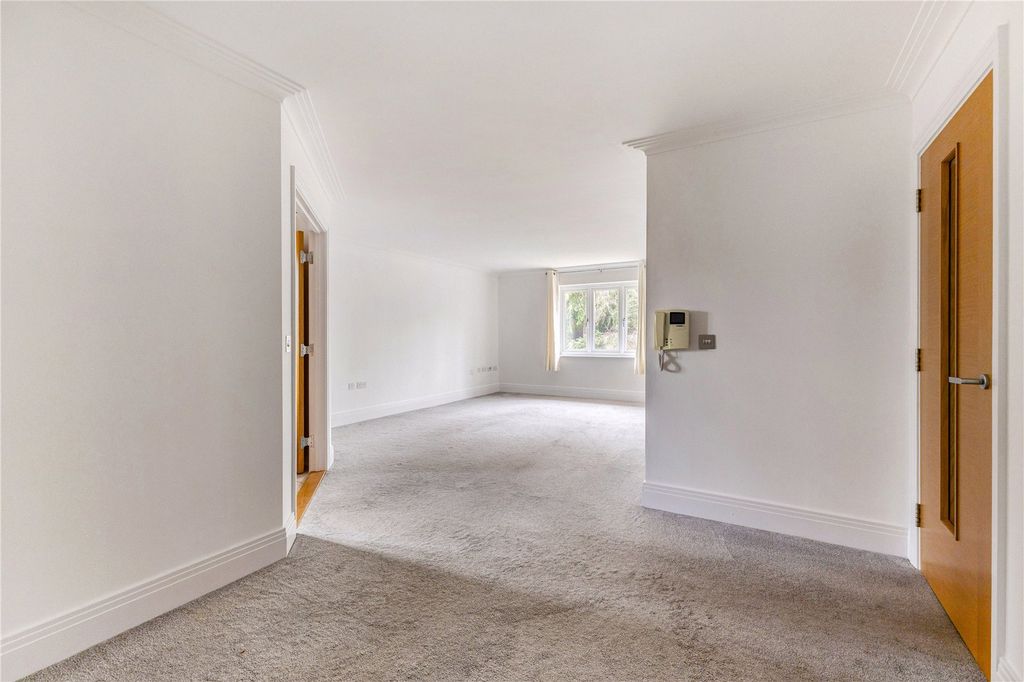 Property photo 3 of 8 Sitting/Dining Room