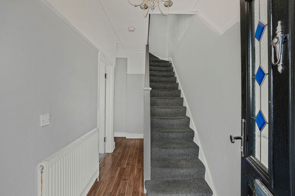 Property photo 2 of 14 Hallway