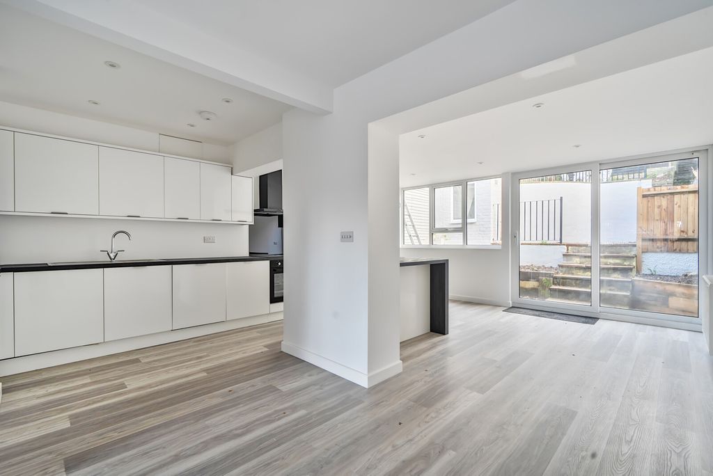 Property photo 3 of 21 1416753-6-69988Ab...