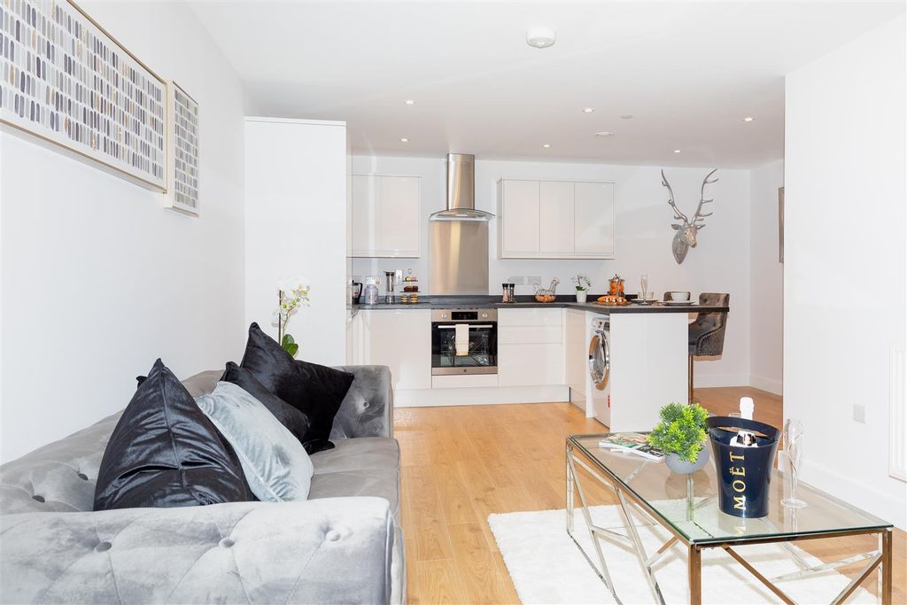 Property photo 3 of 9 Full Kitchen 1.Jpg