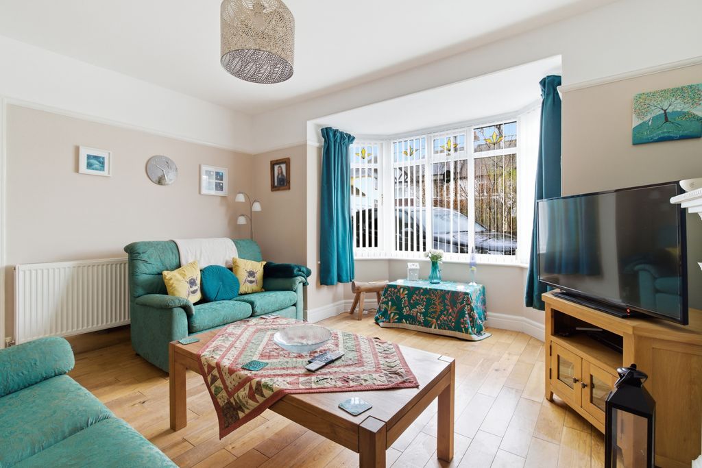 Property photo 3 of 31 Lounge