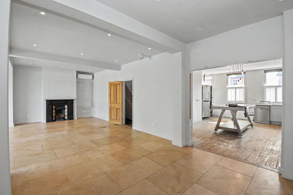 Property photo 2 of 24 22 Spencers Road, Maidenhead, Sl6 6Ln