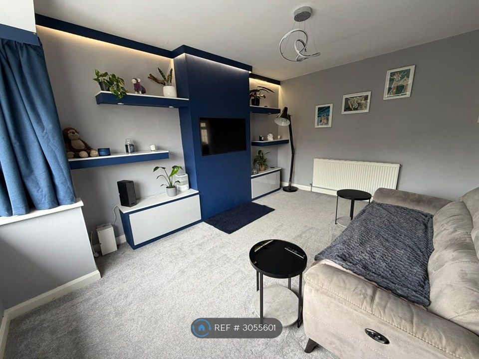 Property photo 2 of 9 Living Room / Bedroom 1