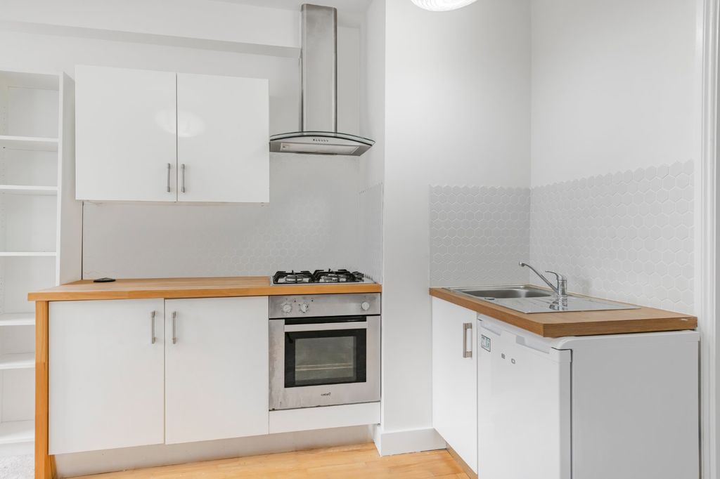 Property photo 3 of 8 Kitchen